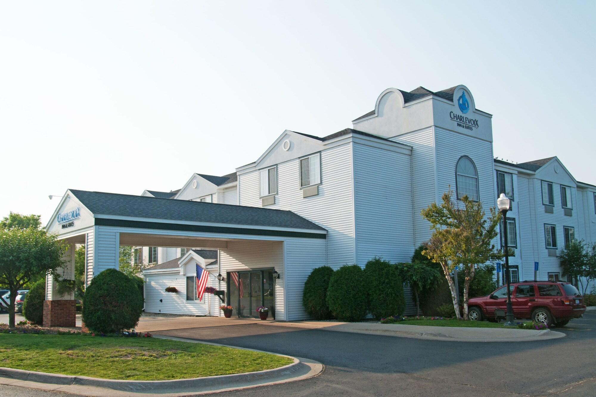 Charlevoix Inn & Suites Surestay Collection By Best Western Eksteriør bilde