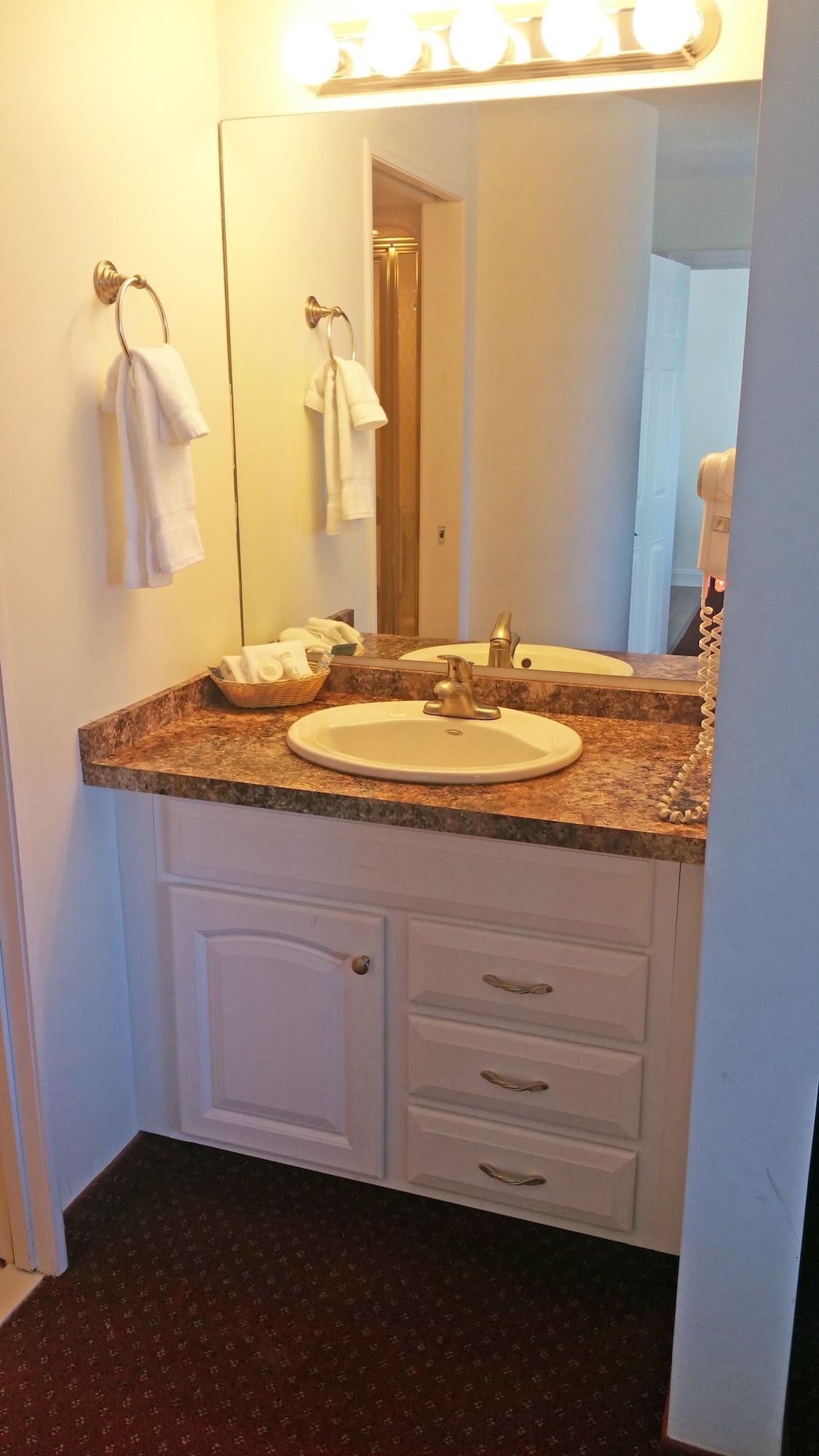 Charlevoix Inn & Suites Surestay Collection By Best Western Eksteriør bilde