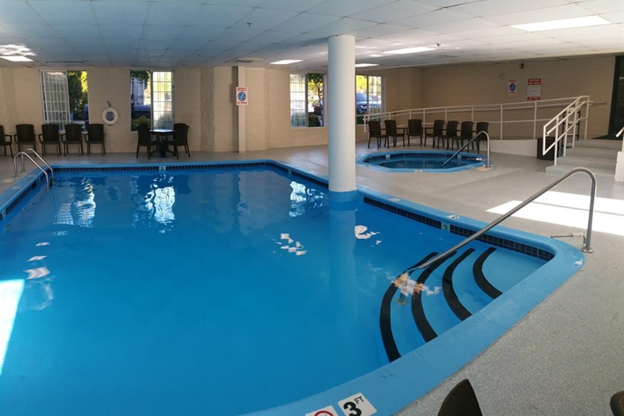 Charlevoix Inn & Suites Surestay Collection By Best Western Eksteriør bilde